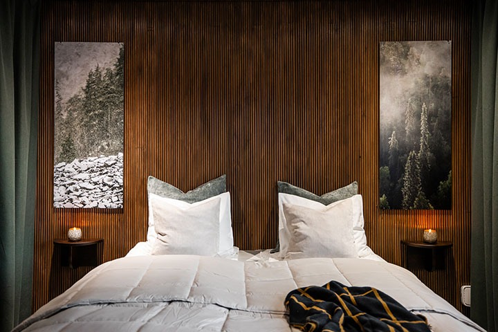 Alumiinitaulu ripustettuna seinälle