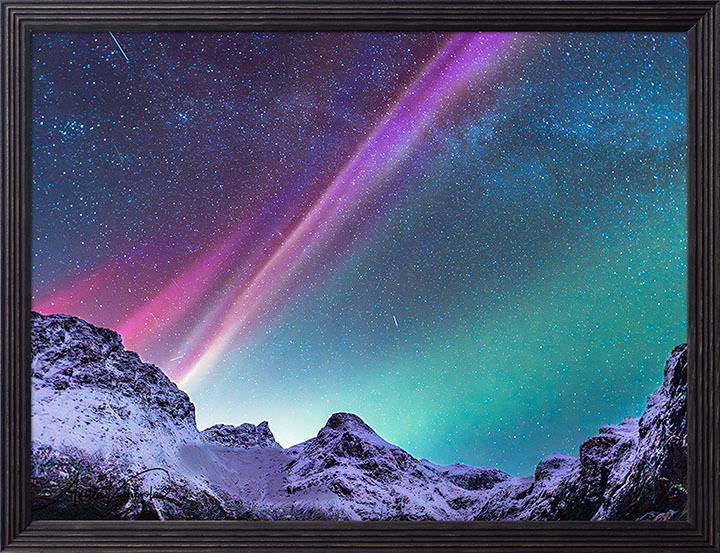 Valokuva revontulista kehyksessä