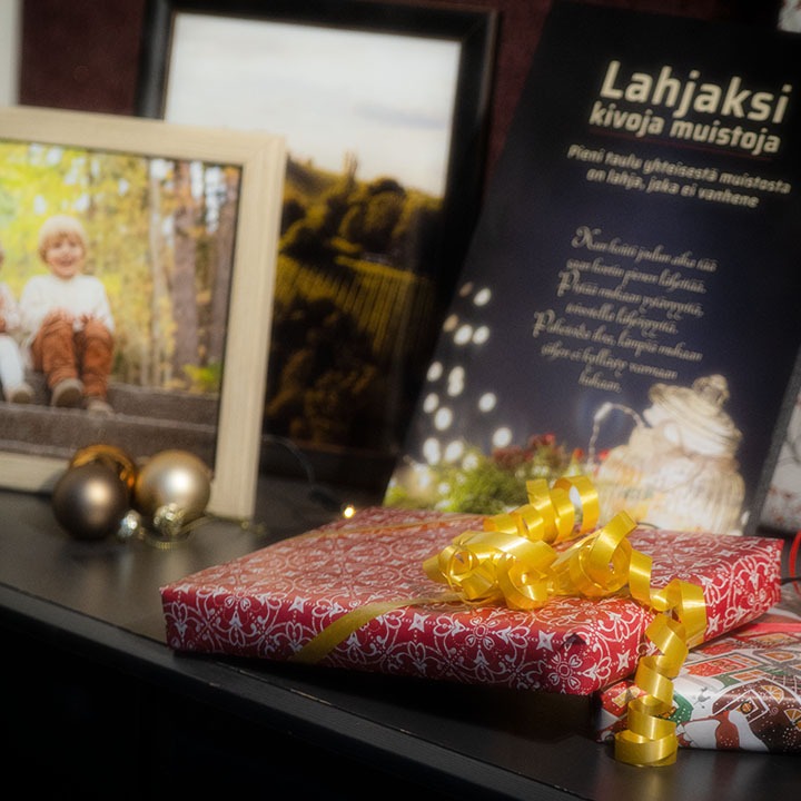 kehyksistä ja valokuvista tehtyjä lahjapaketteja