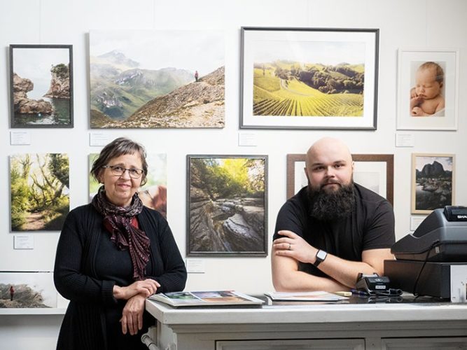 Nina ja Tomi myymälässä mallitaulujen edessä